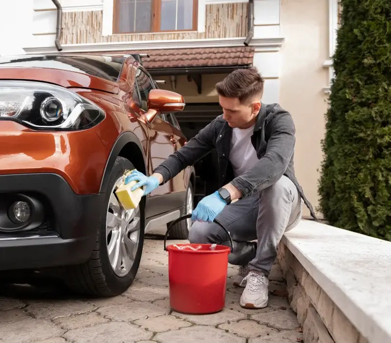 Lavage auto à domicile Burnhaupt-le-Bas : professionnel intervenant sur un véhicule